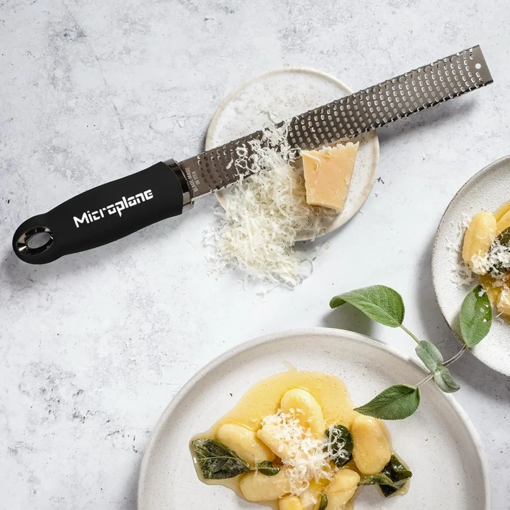 Microplane Râpe à zesteur en couleur Noir pour agrumes, parmesan, gingembre, chocolat et noix de muscade avec lame fine - Fabriqué aux États-Unis